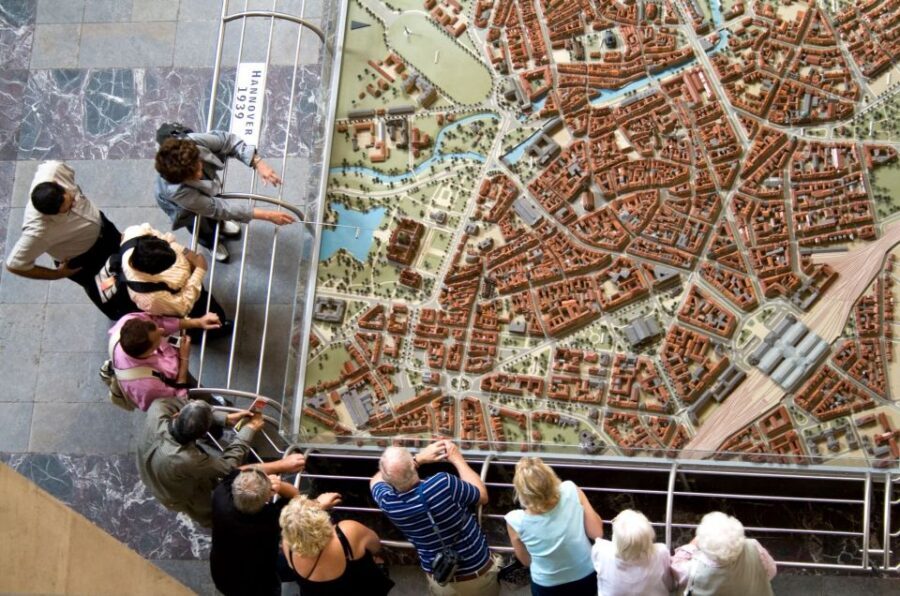 Hannover: New Town Hall exclusive Guided Walking Tour - Where you start: Tourist Information outside the Rathaus