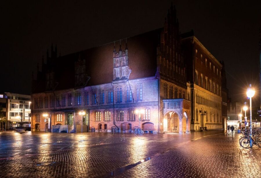 Hanover: Flashlight Guided Walking Tour at Night - Leineschloss and the Leine River: the state parliament building seen in a new light