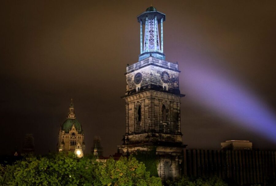 Hanover: Flashlight Guided Walking Tour at Night - Marktkirche and the old town hall streets: red brick that looks better after dark