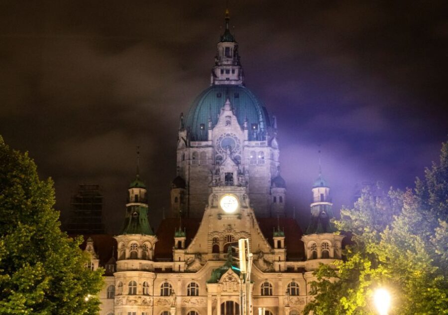 Hanover: Flashlight Guided Walking Tour at Night - Meeting in front of the New Town Hall: gear, vibe, and what to expect