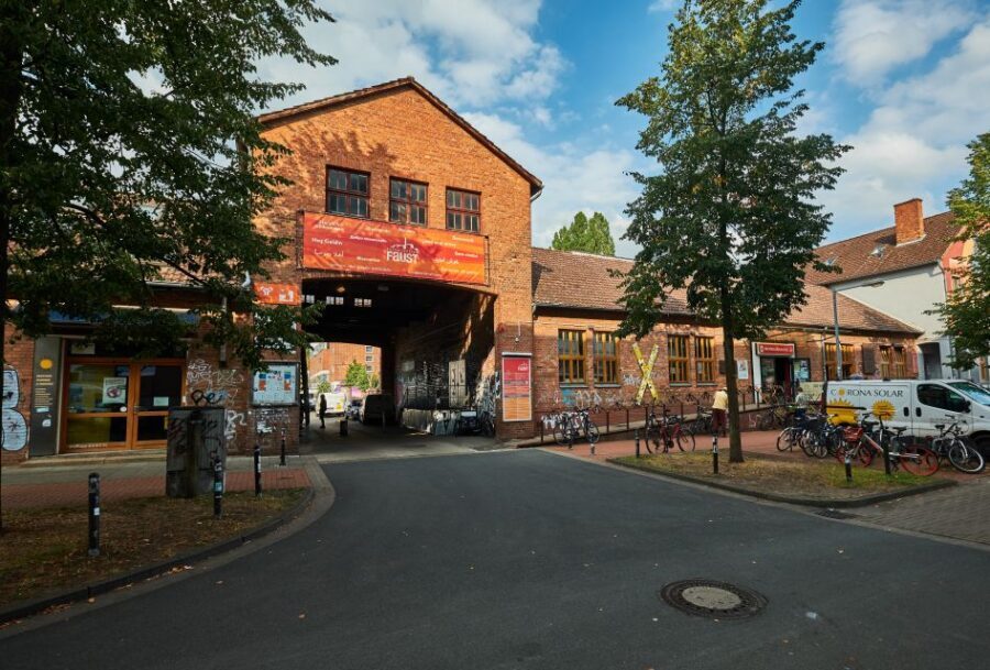 Hanover: Guided Walking Tour of the Linden-Limmer District - Nedderfeldstraße: Graffiti, Pubs, and the Apollo Arthouse Cinema