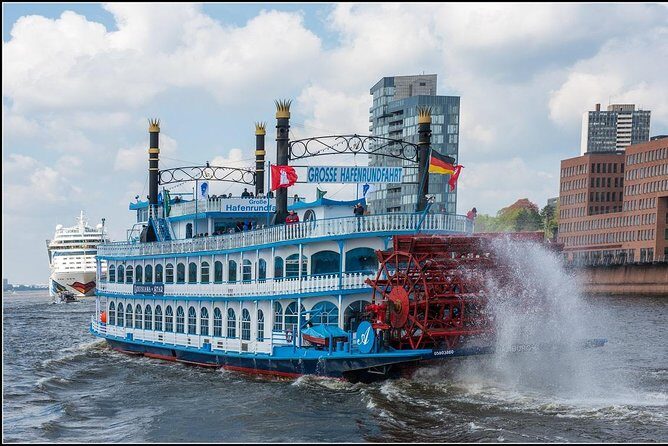 Harbor cruise on the beautiful Elbe - Boat comfort and rain-day reality on the Elbe