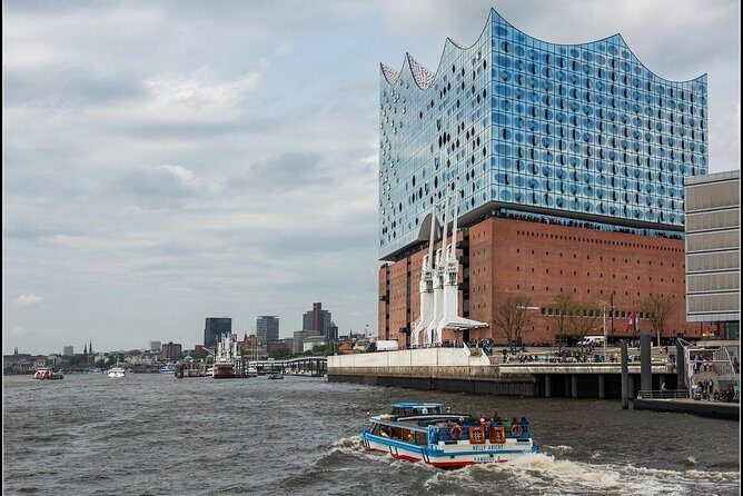Harbor cruise on the beautiful Elbe - Should you book this Elbe harbor cruise?