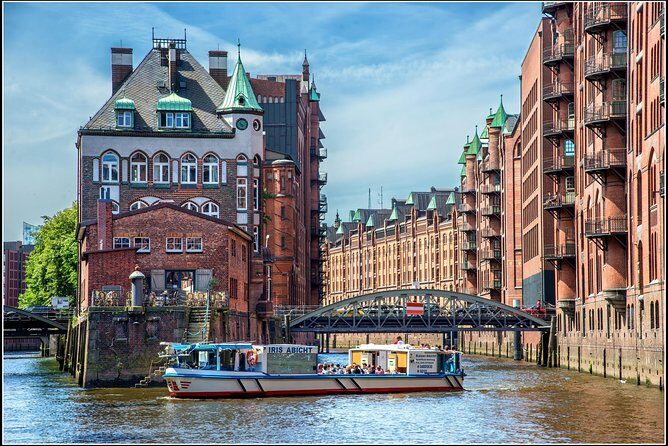 Harbor cruise on the beautiful Elbe - German live moderation vs. English audio: what to plan for