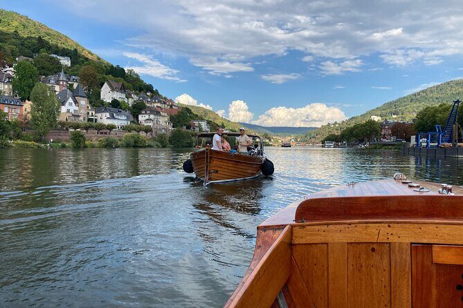 Heidelberg: exclusive private boat trip for up to 12 guests - Neckarwiese hangout energy: skaters, graffiti artists, and Love Island