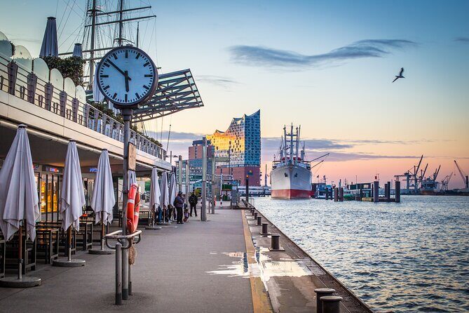 "Highlights of Hamburg" Biketour - Old Town Through-Passage: Starting With the Look and Feel of Hamburg