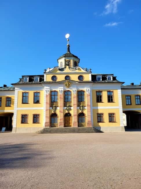 Historical tour of Weimar, Goethe's city in French - Go to Theaterplatz for Goethe and Schiller’s lasting impact