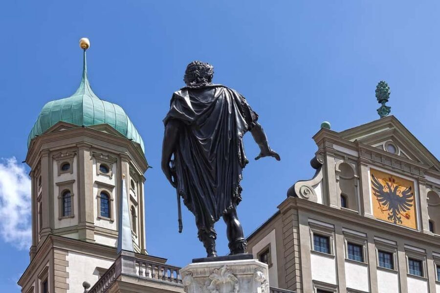 Historical Walking Tour of Augsburg / Historische Führung - Rathausplatz: where the tour grabs your attention