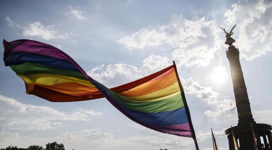 Historyof the Trans, Queer & Gay communities of Berlin tour - The bus hop: a small change that saves time