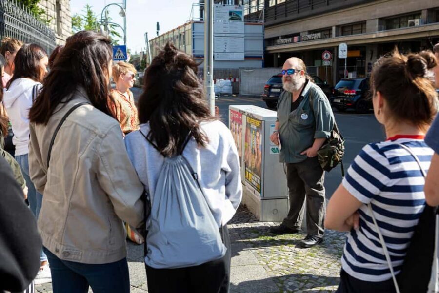 Homeless on chic streets: city tour in Berlin from personal experience - Starting at Berlin Zoologischer Garten: The Meeting Point That Sets the Tone