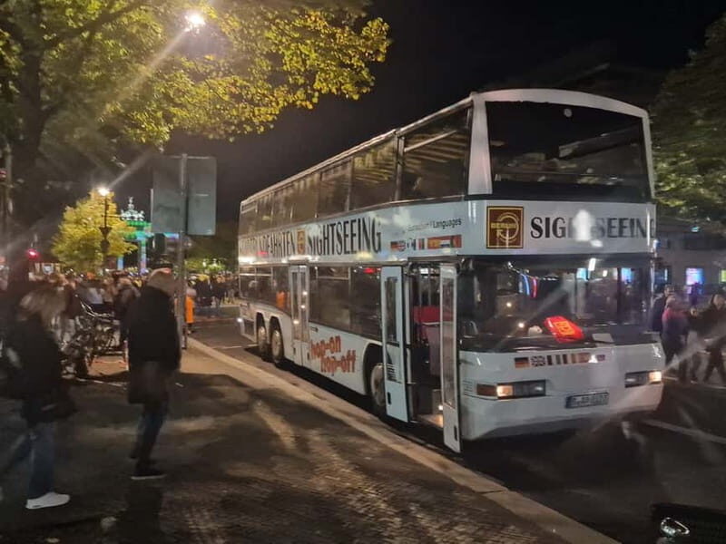 „Illuminiertes Berlin“: Lichterfahrt mit Livekommentar - Finding the Bus: Karstadt and Kaiser Wilhelm Memorial Church