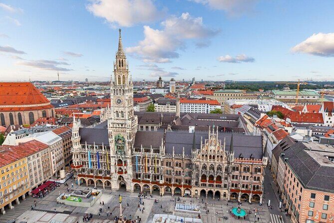 Knowing Munich in a Rikscha - Stop 2: Max-Joseph-Platz and the Residence courtyards