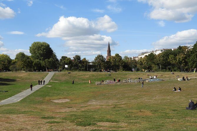 Kreuzberg Tour – Kriminell und kuschelig - End Point at Curfew Bar: A Convenient Place to Continue