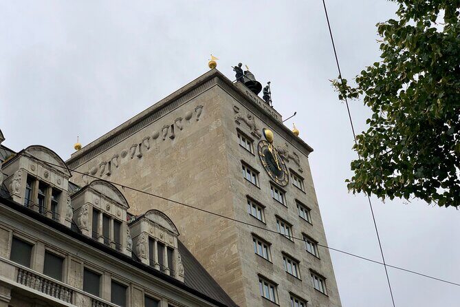Leipzig City Tour 2.0: entertaining on the go mobile projections - Headsets, Photos, and the “Look Around” Advantage