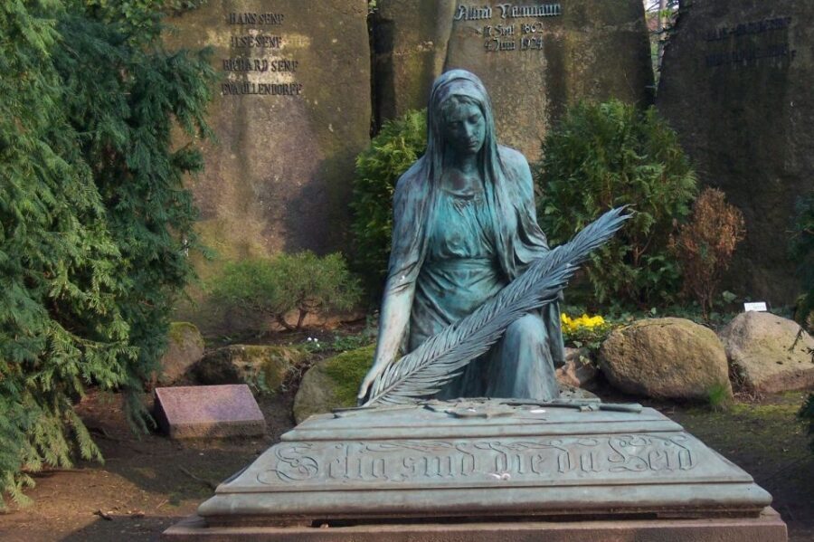 Leipzig: Guided Tour of the Southern Cemetery - Leipzig’s South Cemetery: a park you learn to read