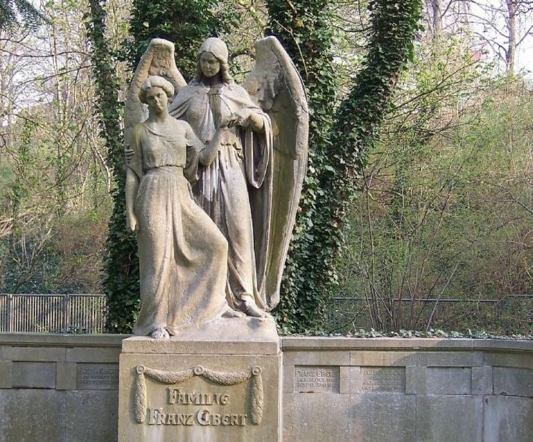 Leipzig: Guided Tour of the Southern Cemetery - The cemetery building and the columbarium north of the Alps