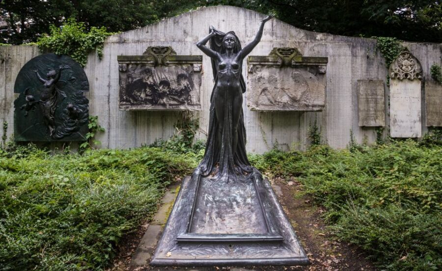 Leipzig Old Cemetery: 75-Minute Dark History Tour - Entering the cemetery with a gravedigger guide in costume