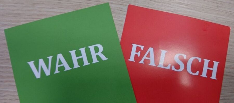 Leipzig: True or false? Walking Tour and Interactive Game - How the Stations Work: Cards, Choices, and Leipzig Punchlines