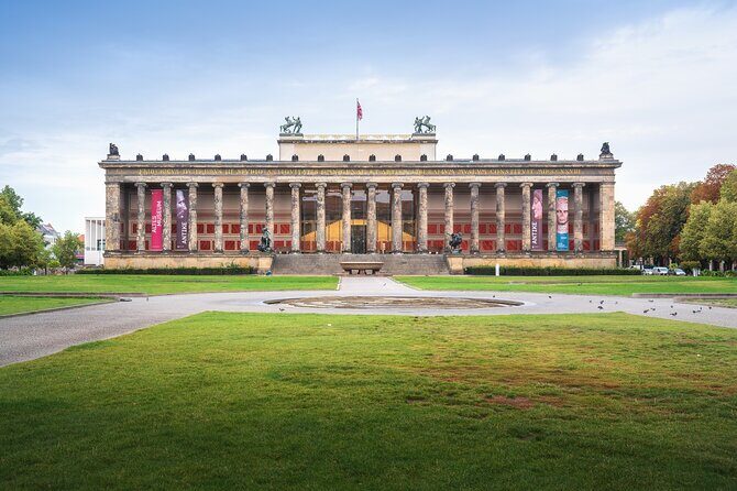 Love and War in Berlin: Self-Guided Story Puzzle Walk - Rathaus and Neptune Fountain: architecture as a message