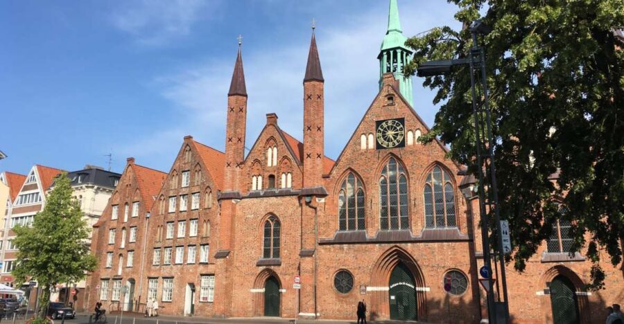 Lübeck: Backyards and Town Houses Private Guided Tour - Who should book this private Lübeck backyards tour