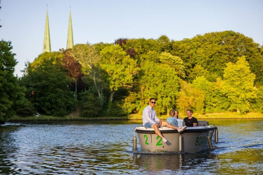 Lübeck: Electric Boat Rental - without driving licence - Should you book this license-free Lübeck e-boat rental?