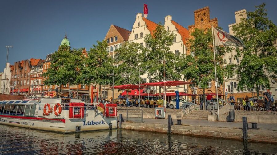 Lübeck: Private Historical and Architectural Walking Tour - Panoramic views and merchant power on the way toward Buddenbrook House