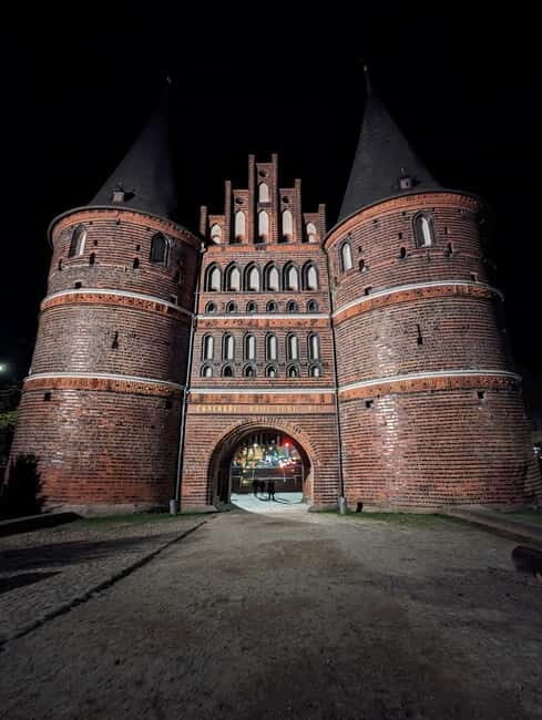 Lübeck zwischen Grusel und Geschichte Truecrime zu Halloween - Halloween Night in Lübeck: True Crime Meets Old Streets