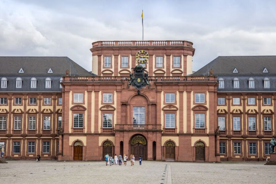 Mannheim, guided Walking Tour: Discover Mannheim - Planken: Mannheim’s main shopping street, straight in the middle