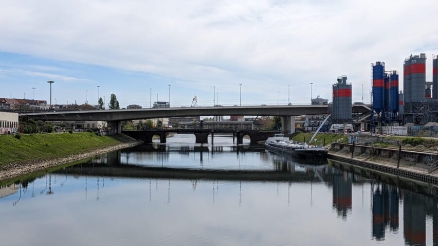 Mannheim, guided walking tour: Industrial culture at the commercial port - Port geography on foot: learning by crossing waterways again and again