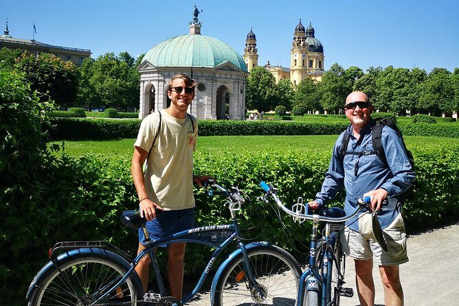 Mini Classic Bike Tour @ 4pm incl. Beer Garden & Surfers 2,5 hrs - Chinesischer Turm beer garden stop: time to relax, and yes, it’s on you