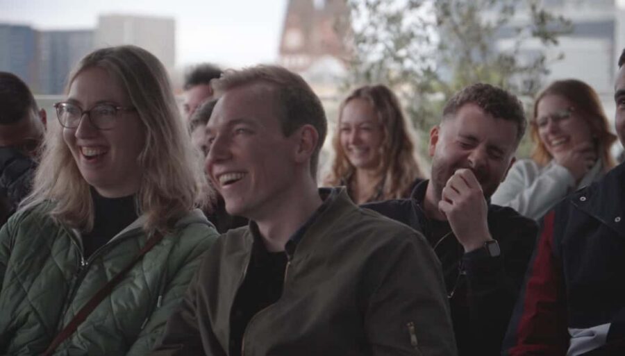 Moin Comedy Club: Rooftop Comedy mit Blick auf die Alster - What you’re actually buying: a 2-hour stand-up show with 6–8 comedians