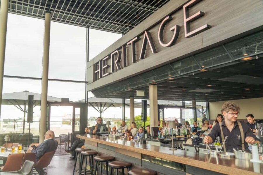 Moin Comedy Club: Rooftop Comedy mit Blick auf die Alster - The show’s setting: open-air Alster views or indoor plan B