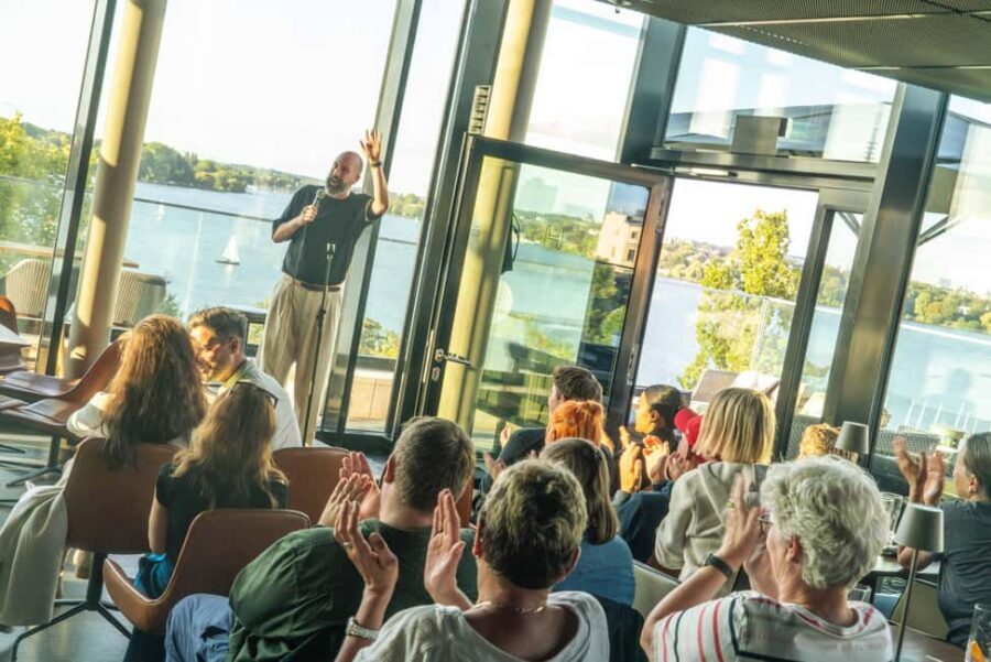 Moin Comedy Club: Rooftop Comedy mit Blick auf die Alster - Who should book this Sunday rooftop stand-up?