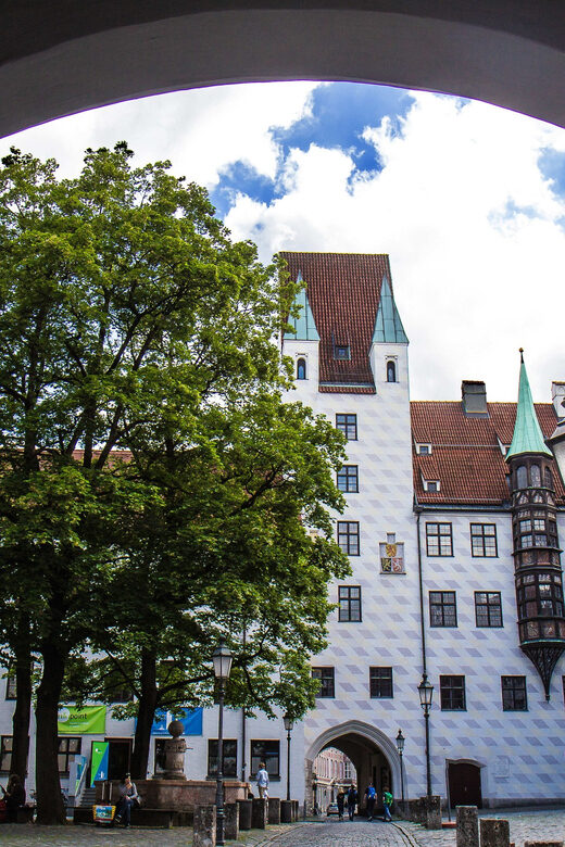 München: Stadtführung Henker, Huren, Hexen in GERMAN - The witch hunts section: salt road to the former Jesuit college