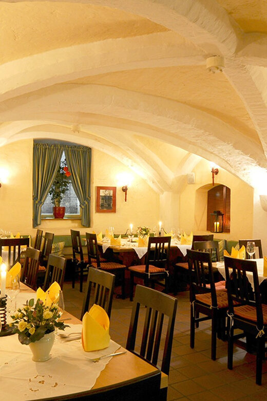 Munich: 3-Hour Culinary Nightwatch Tour - First stop tavern meal: fuel before the dark stories