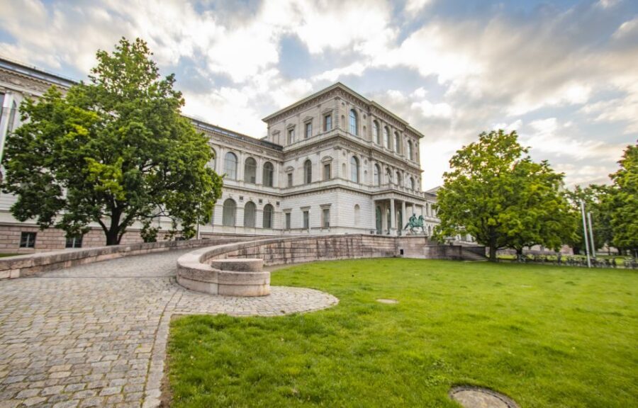 Munich: Capture the most Photogenic Spots with a Local - Starting at Café Frischhut: a calm, easy meet-up