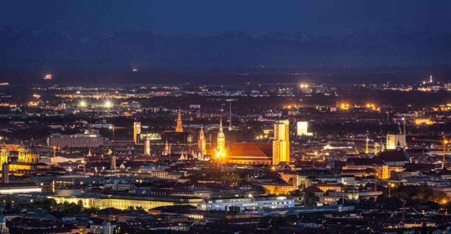 Munich: Christmas Market Magic Walking Tour with a Local - The included hot beverage and local treat (and how to use them)