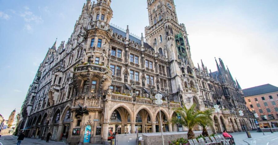 Munich: Express Walk with a Local in 90 minutes - Meeting at Café Frischhut: How the Walk Gets Going