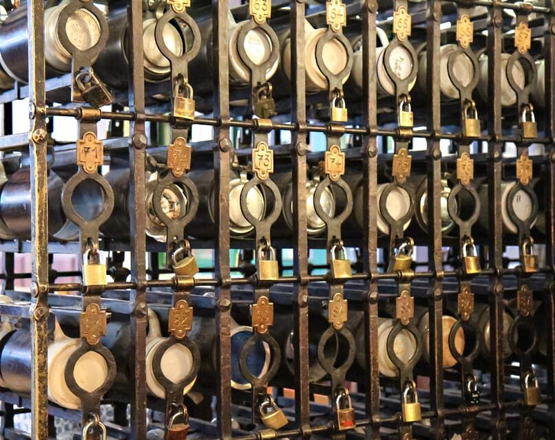 Munich: Food Tour Beer- 3 small beers & "Brotzeit" in GERMAN - Hofbräuhaus stop: Bavarian beer rules and the “how did they do it?” question