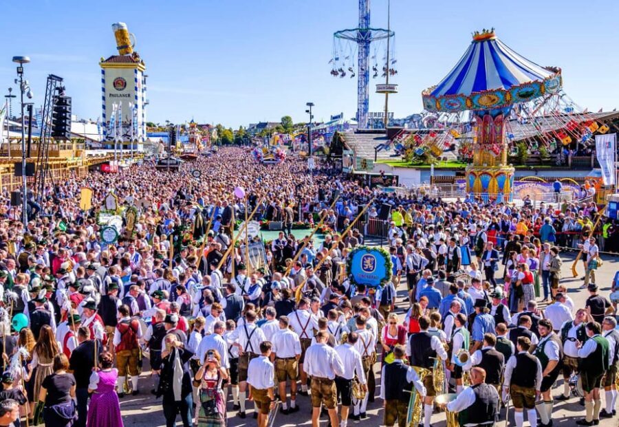 Munich: Guided Oktoberfest Experience with Seats and Beer - Languages and group reality on the Wiesn