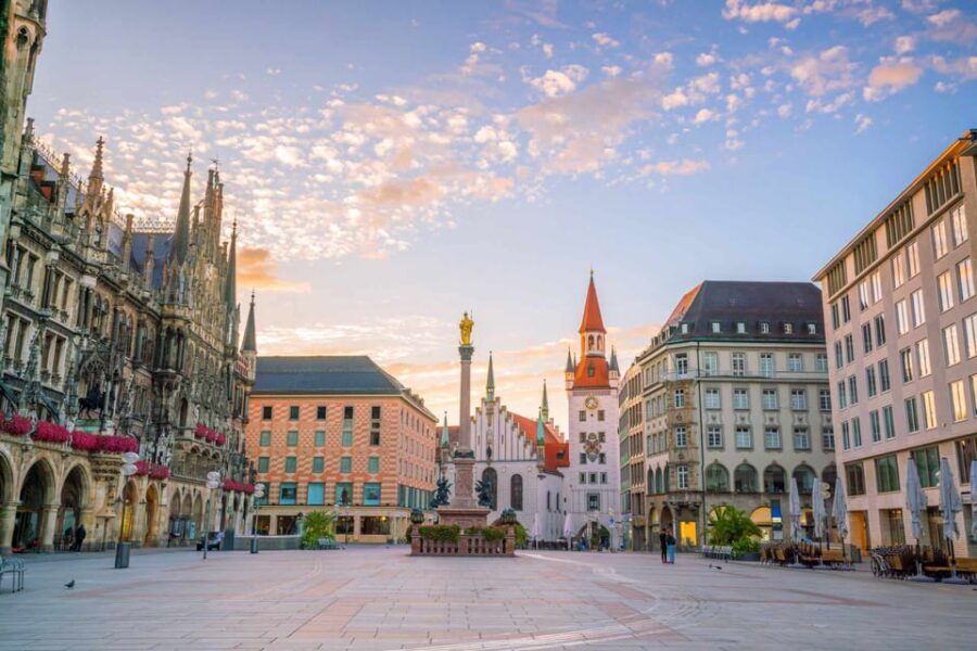 Munich: Guided Oktoberfest Experience with Seats and Beer - When the guide is close vs. when you’re on your own