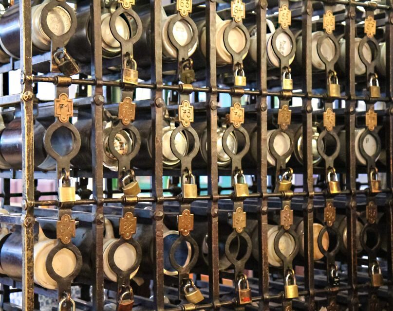Munich: Hofbräuhaus Guided Tour with 1 Beer - Walking through Munich’s Old Town: the guided context that saves you time
