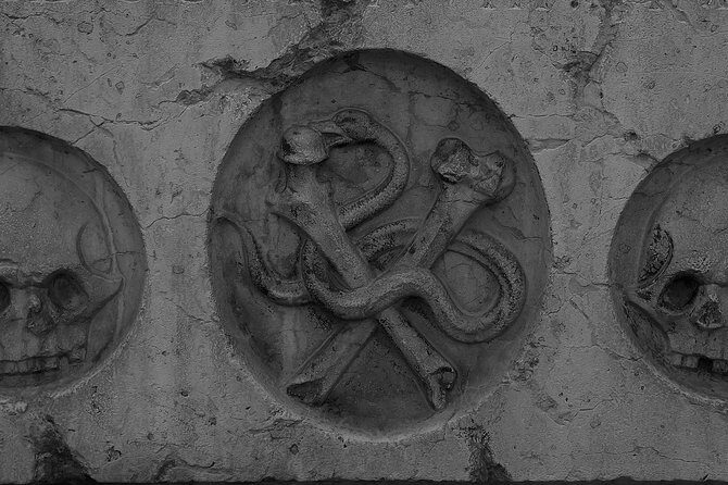 Munich Macabre Group Walking Tour - Entering Marienplatz: meeting point, tone, and why the tour starts there