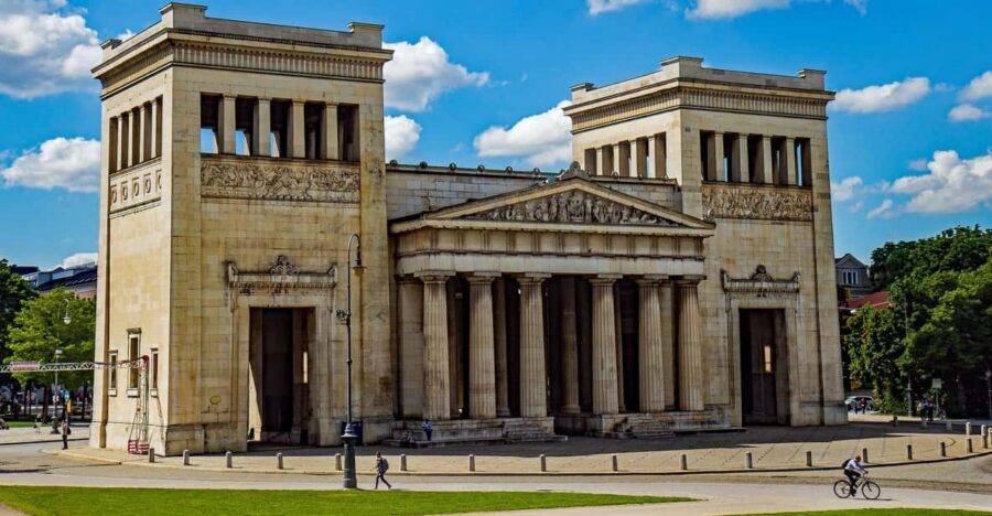 Munich: National Socialism Historical Tour in GERMAN - Königsplatz: the early stage-set of a political movement