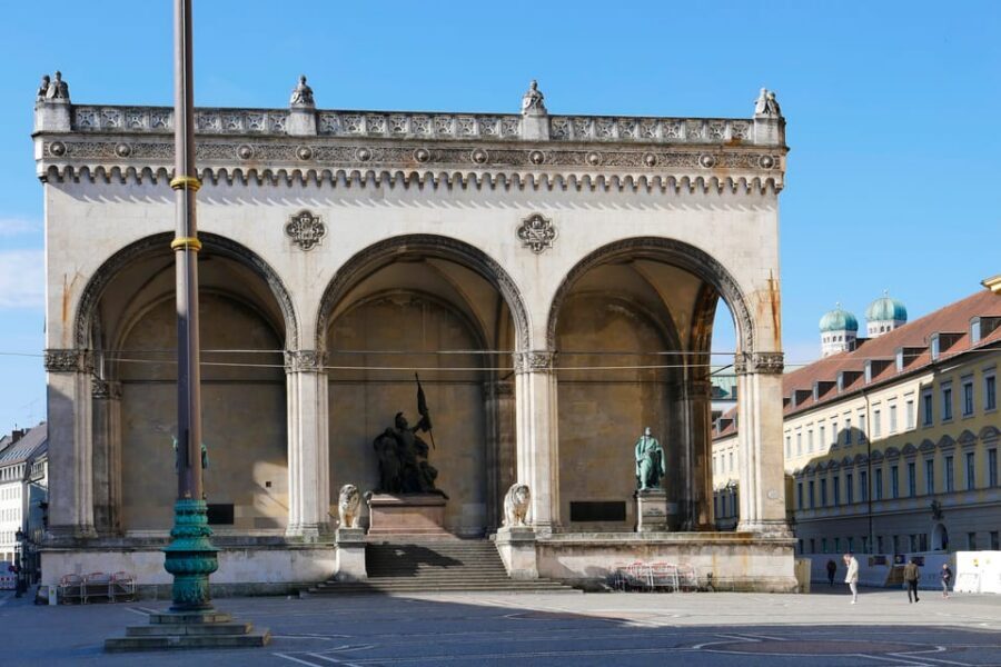Munich: National Socialism Historical Tour in GERMAN - Briennerstraße: walking the links between space and messaging