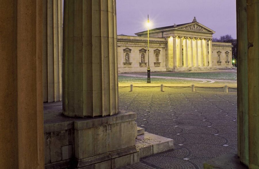 Munich: National Socialism Historical Tour in GERMAN - Where it starts: Staatliche Antikensammlungen and the blue-bag guide