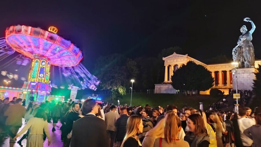 Munich: Oktoberfest Tour & Big Beerhall Evening Reservation - Skip-the-line entry and the curfew at 10:30