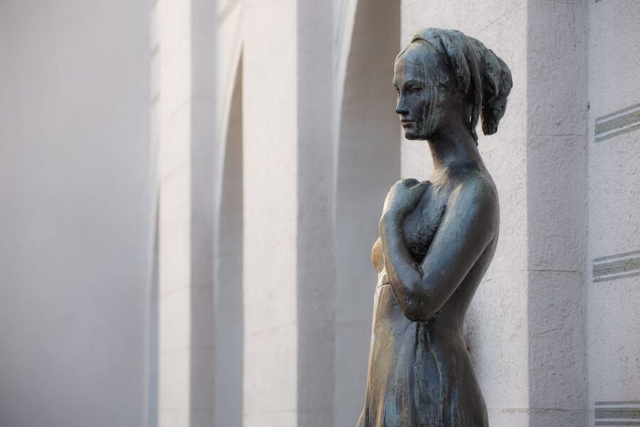 Munich: Places of Luck in Munich - The patron saint of lovers: peace, devotion, and love-focused symbolism