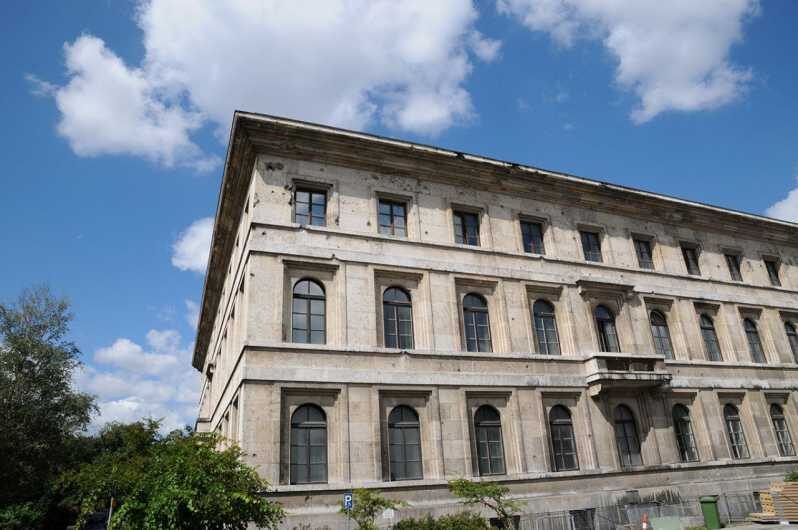 Munich: Private or Group Third Reich and WWII Walking Tour - The ground-level walk: where you start and how you find the guide