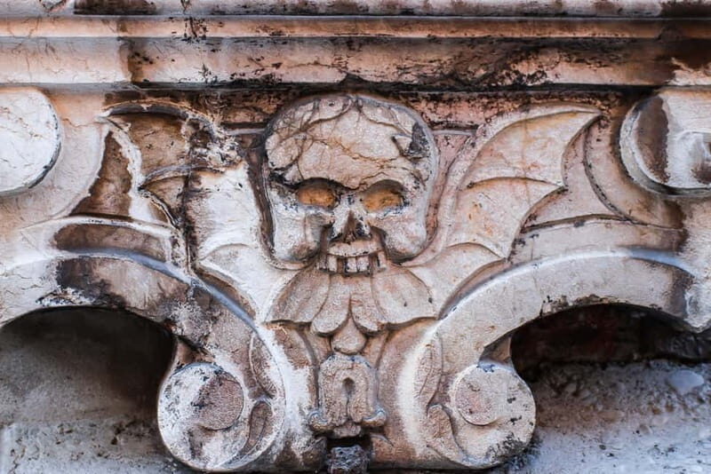 Munich: Raven Black Witches and Executioners Walking Tour - Angers quarter and Hofstatt: where the Hackenviertel legend takes shape
